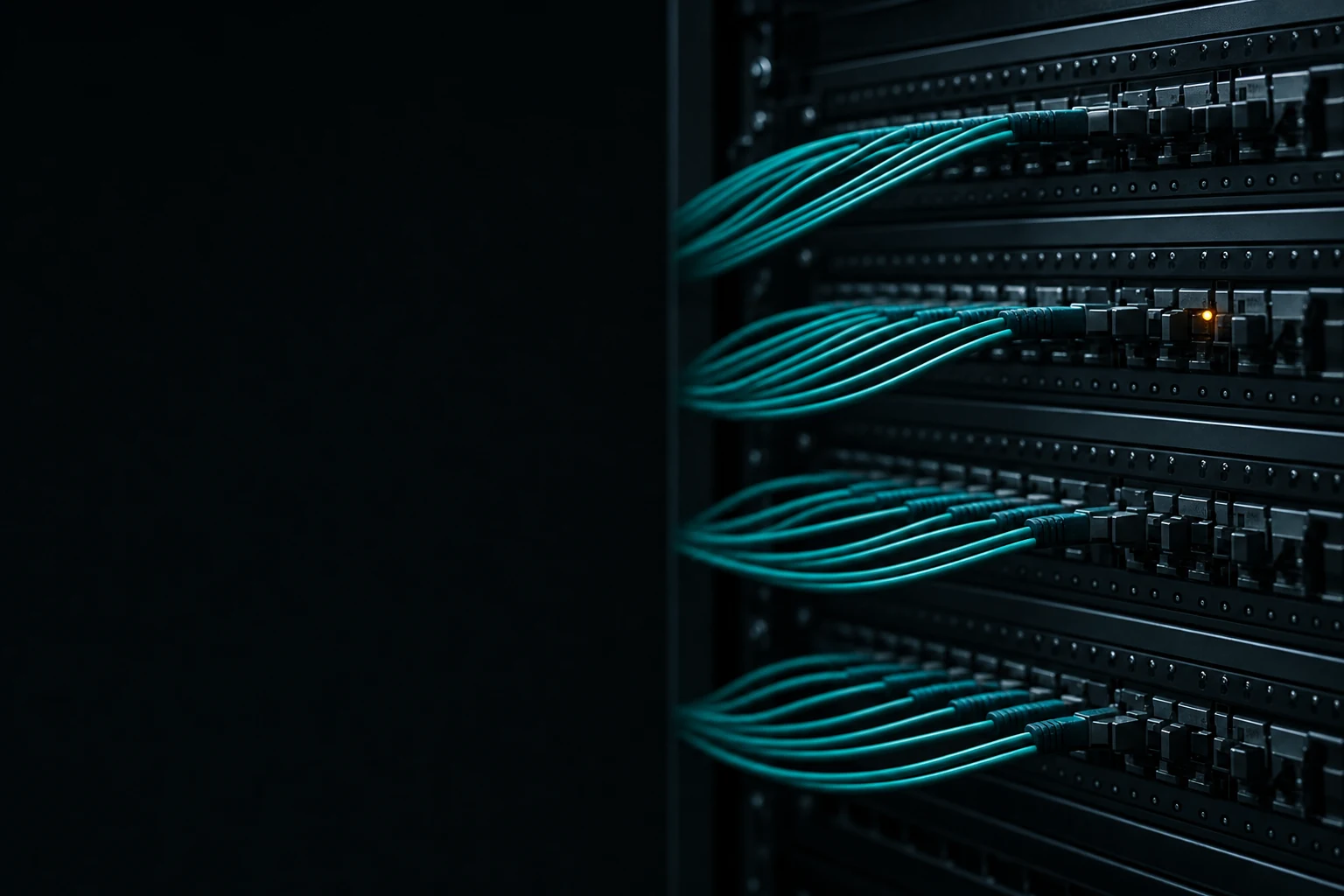 Rack de servidores con cables de fibra turquesa y un único LED ámbar encendido
